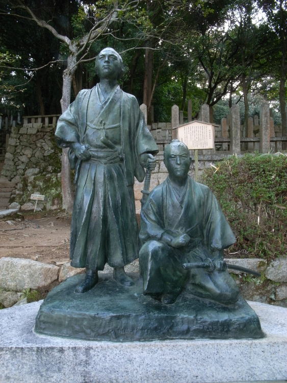 京都霊山護国神社・坂本龍馬と中岡慎太郎の銅像